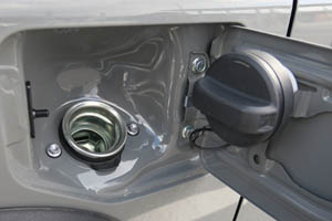 給油キャップを開ける