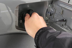 給油キャップを閉める